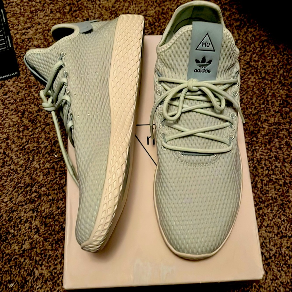 Adidas size 10 men’s Pharrell Williams tennis HU